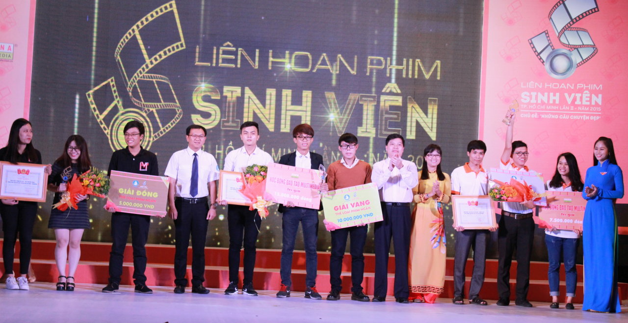 Các nhóm làm phim ngắn nhận giải vàng, bạc, đồng của liên hoan phim sinh viên TP.HCM 2015 - Ảnh: Q.L.