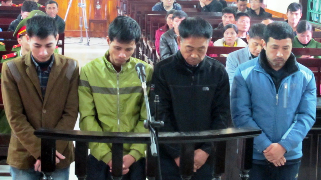 Bốn bị cáo nghe tòa tuyên án - Ảnh: Hồ Văn