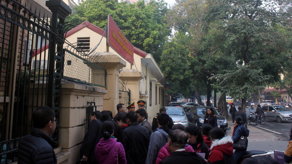 Những người được triệu tập, tham dự phiên tòa làm thủ tục tại cổng TAND TP Hà Nội