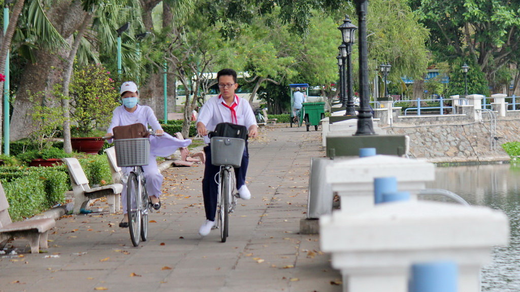Gần trưa, nhiệt độ có tăng nhưng trời vẫn lất phất mưa - Ảnh: Mậu Trường