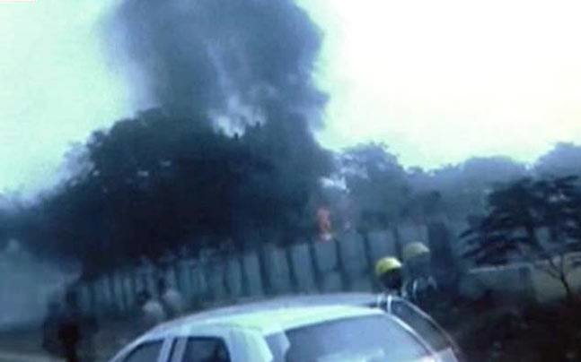 Cột khói đen bốc lên từ chiếc máy bay được nhìn thấy tại hiện trường tai nạn - Ảnh chụp từ clip