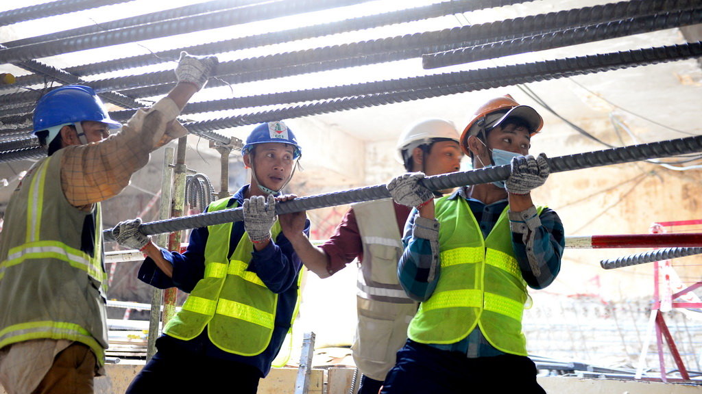 Công nhân thi công dưới tầng ngầm ga nhà hát thành phố của tuyến metro số 1 Bến Thành - Suối Tiên - Ảnh: Hữu Khoa