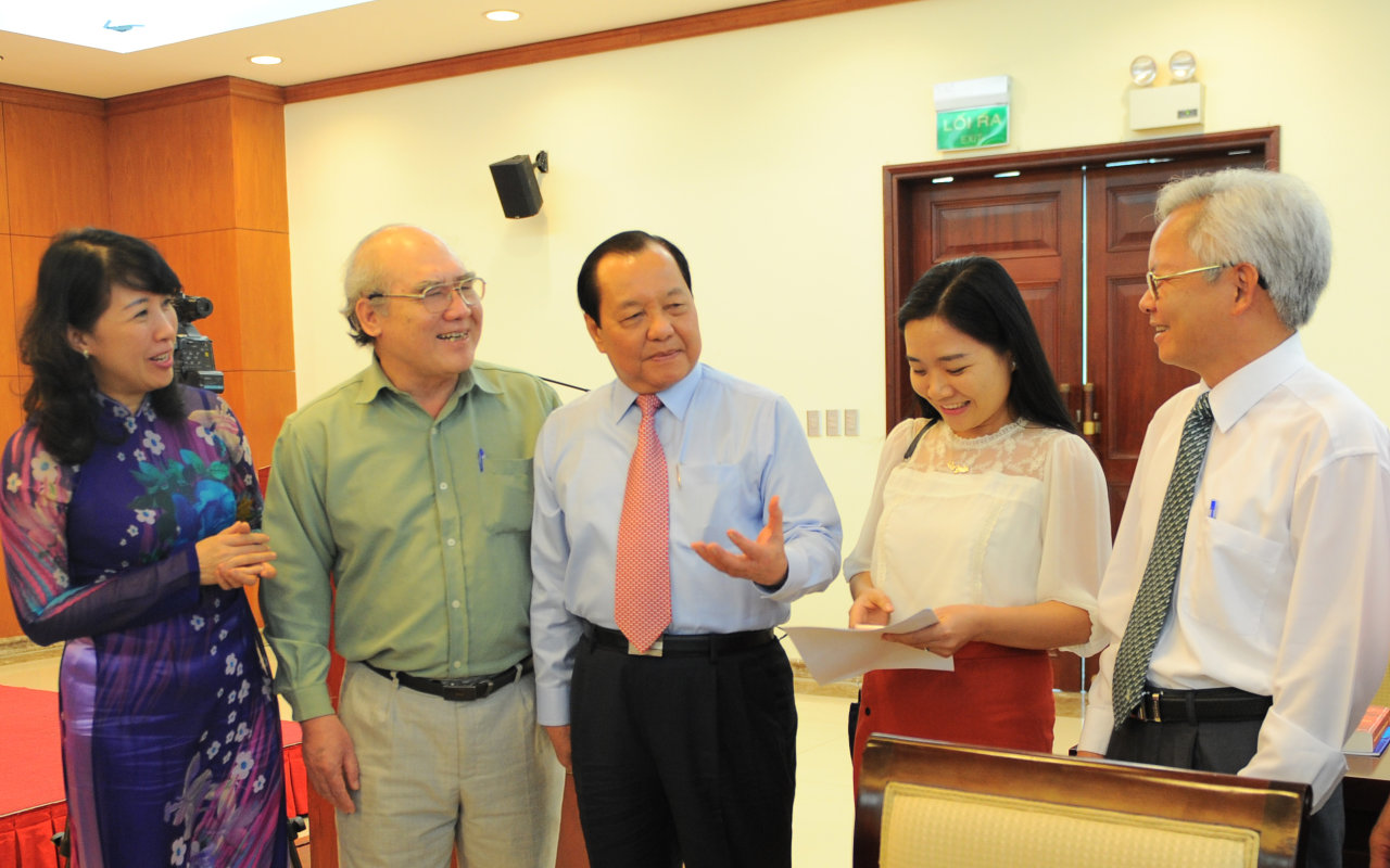 Ông Lê Thanh Hải - ủy viên Bộ Chính trị, chỉ đạo Thành ủy TP.HCM (giữa) - trao đổi với đại biểu tham dự hội thảo - Ảnh: Tự Trung