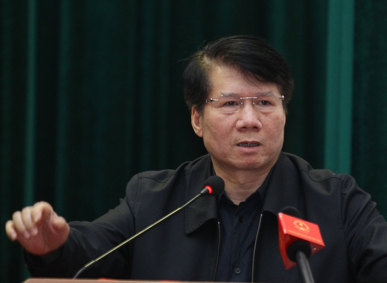 Ông Trương Quốc Cường - cục trưởng Cục Quản lý dược, Bộ Y tế - thông tin: “Ngoài 160.000 liều về VN trong tháng 12-2015 và 40.000 liều về tháng 2-2016, chúng tôi không còn cam kết nào khác” - Ảnh: N.Khánh