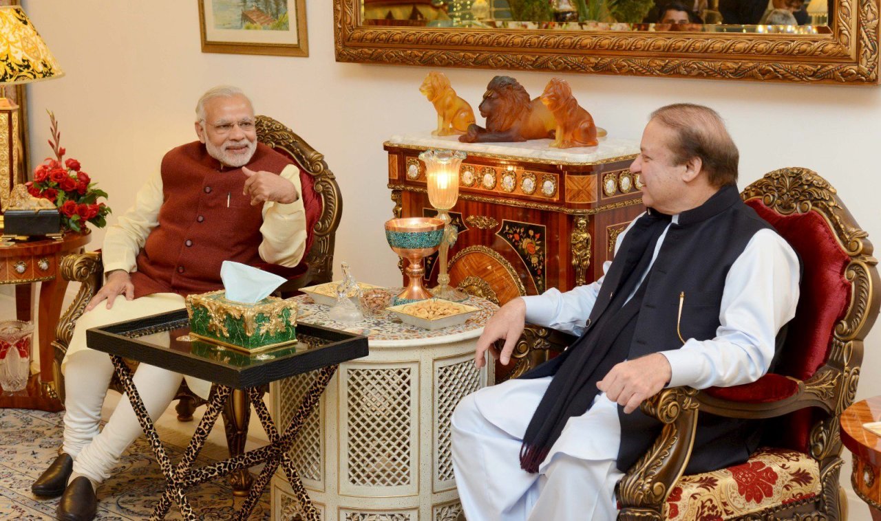 Thủ tướng Pakistan Nawaz Sharif (phải) trò chuyện với Thủ tướng Ấn Độ Narendra Modi ở Lahore - Ảnh: Reuters