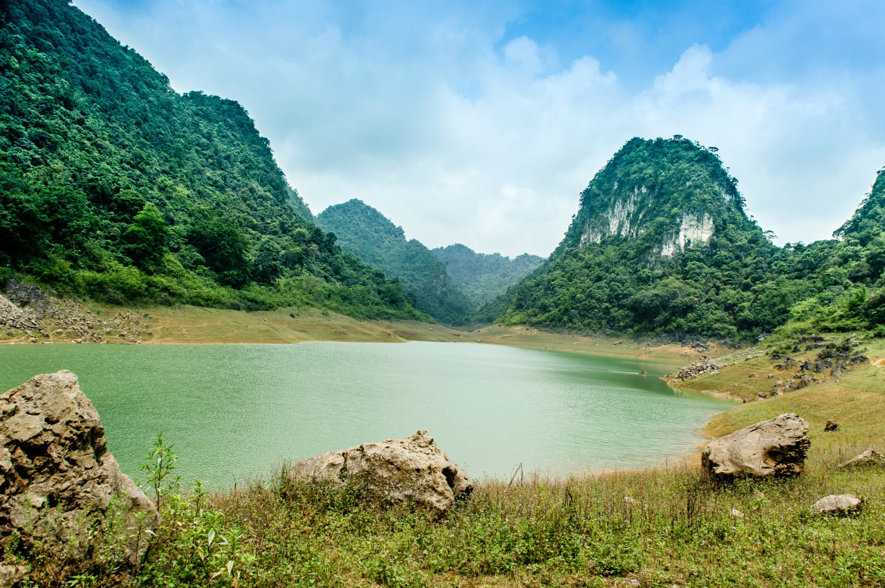 Thăng Hen: Hình ảnh Thăng Hen sẽ đưa bạn đến một trải nghiệm tuyệt vời nhờ phong cảnh đẹp như tranh vẽ của vùng đất cao nguyên Việt Nam. Thưởng thức bức ảnh đầy màu sắc và cảm nhận sự yên bình, tĩnh lặng của thiên nhiên.