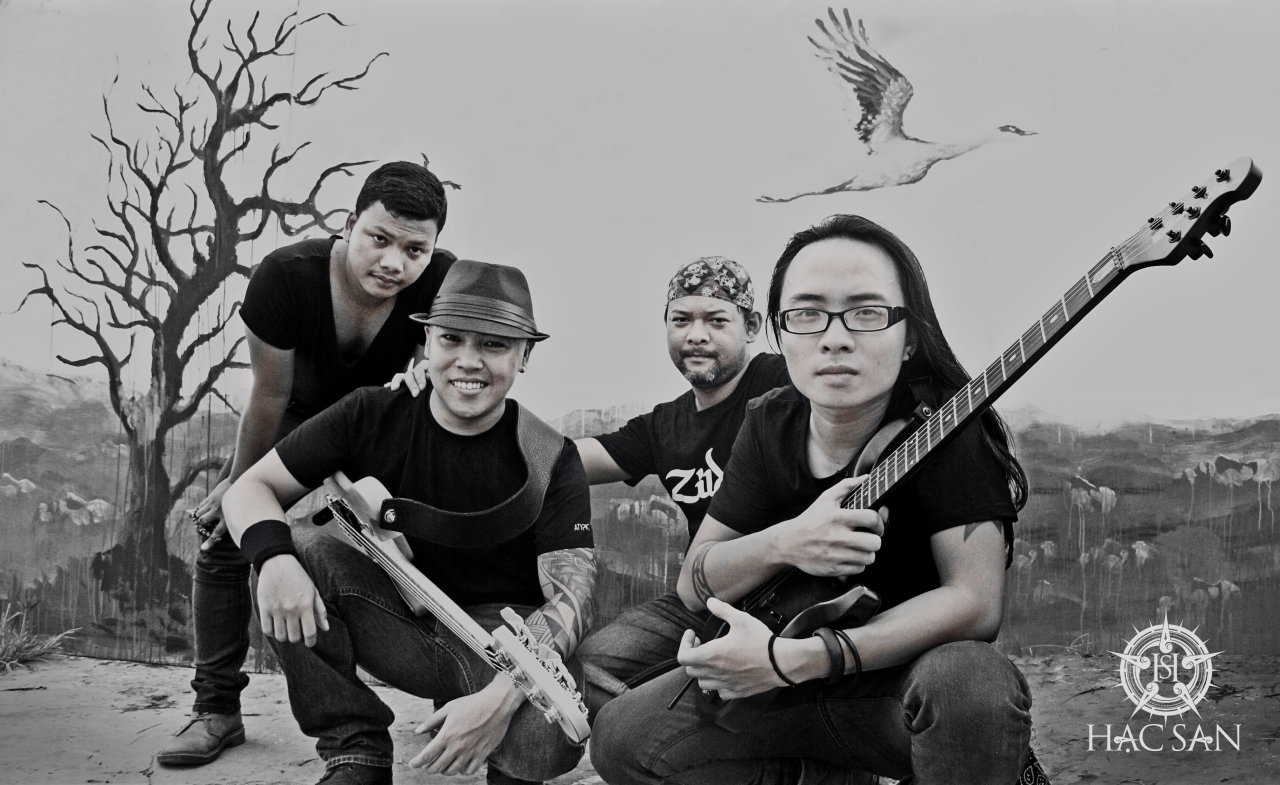 Chân dung ban rock Hạc San, từ trái qua: Jean Paul Blada (ca sĩ), Thắng Trần (bass), Enuol Y Vol (trống), Dzung Phạm (guitar) - Ảnh: H.S.