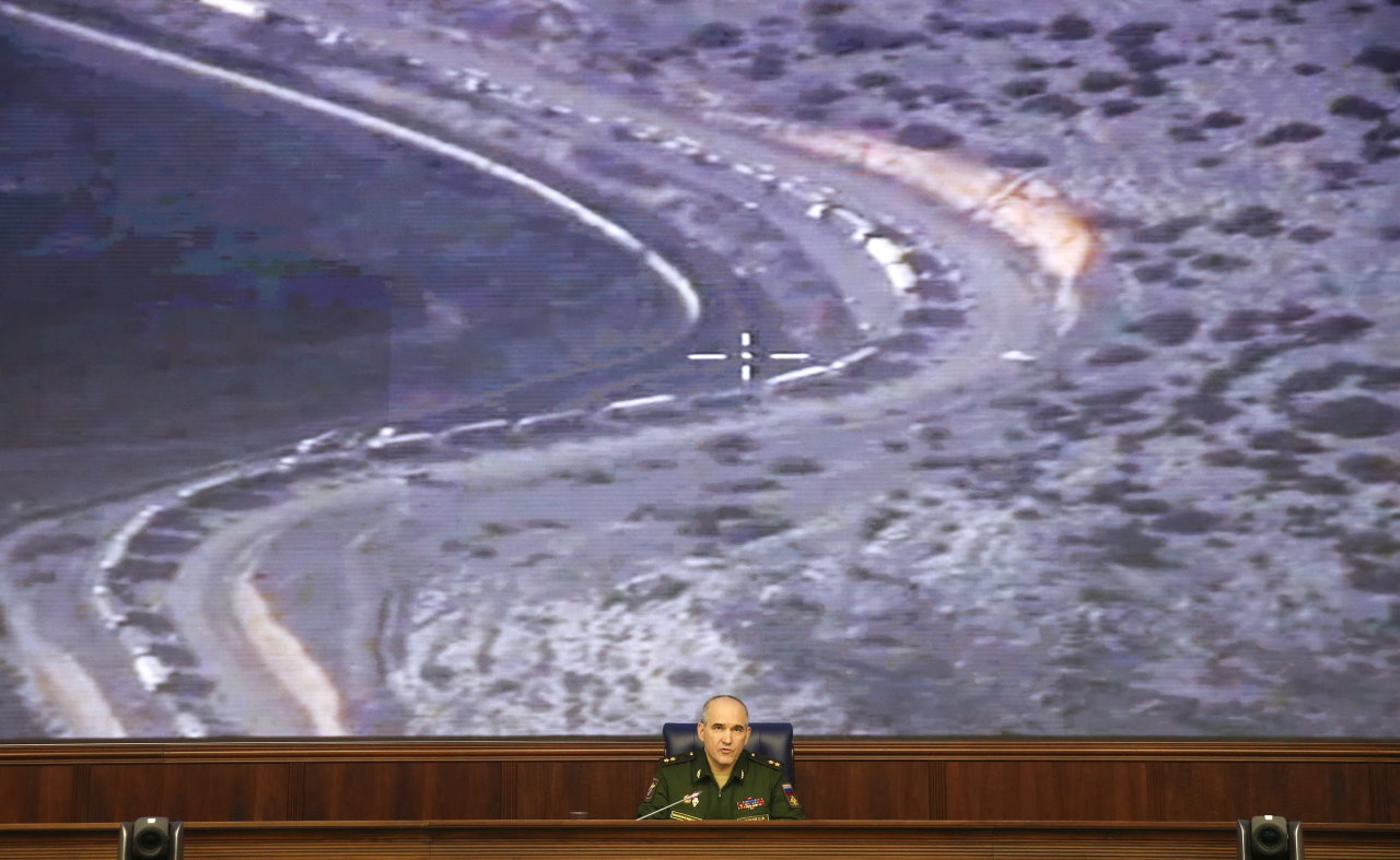 Tướng Nga Sergey Rudskoy công bố hình ảnh các đoàn xe được cho là chở dầu ở Zakho - Ảnh: Reuters
