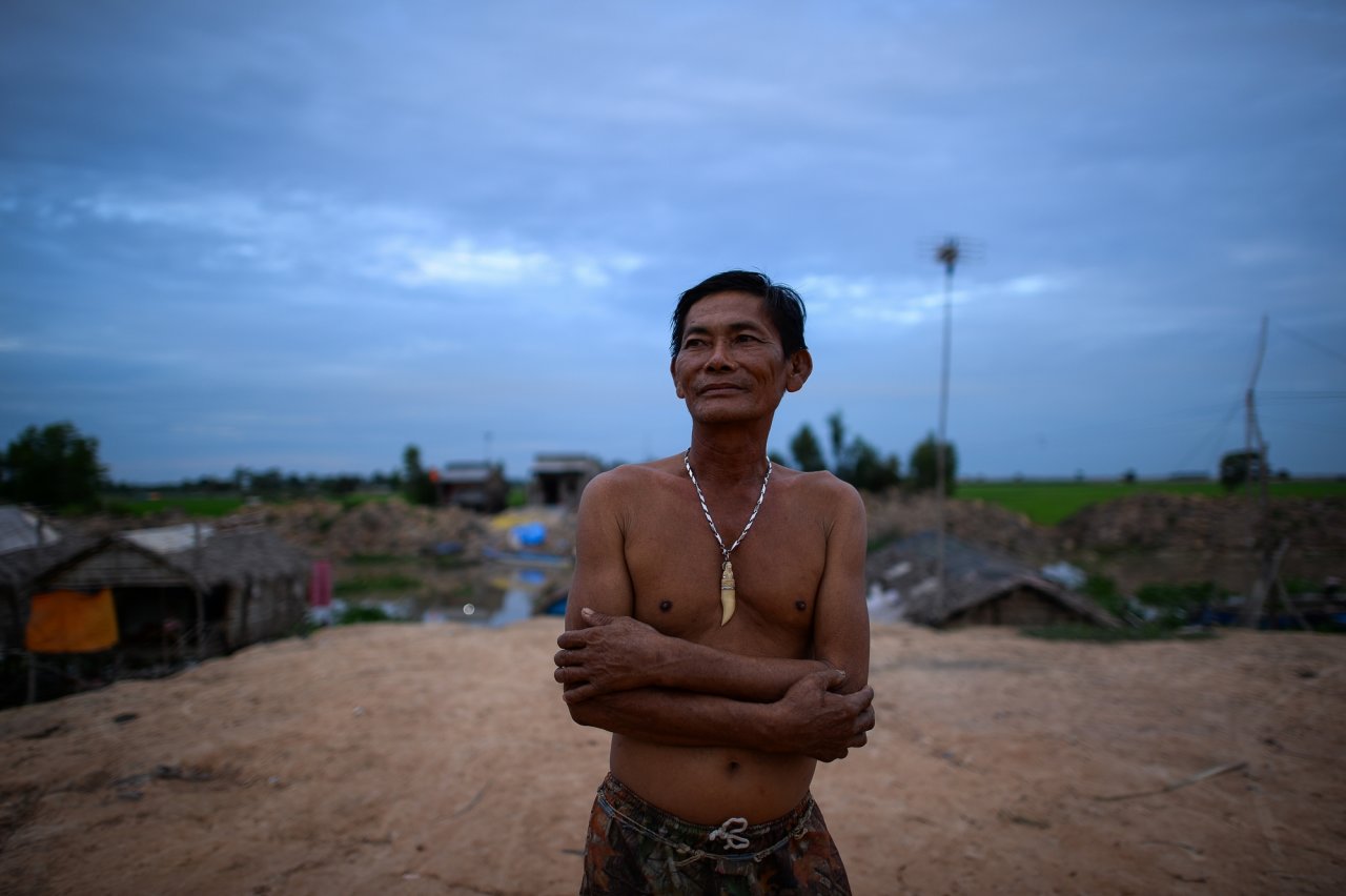 Gia đình ông Võ Văn Hoàng cùng gia đình người anh đã bơi xuồng suốt hơn 500 km từ Kandien, Pursat (Campuchia) về đây vào năm 2012. Ông nói: “Về đây dù vẫn nghèo nhưng ngủ ngon giấc vì sống trên đất mình, không còn nơm nớp lo cướp bóc. Không còn lo sợ sóng gió Biển Hồ” - Ảnh: Thuận Thắng
