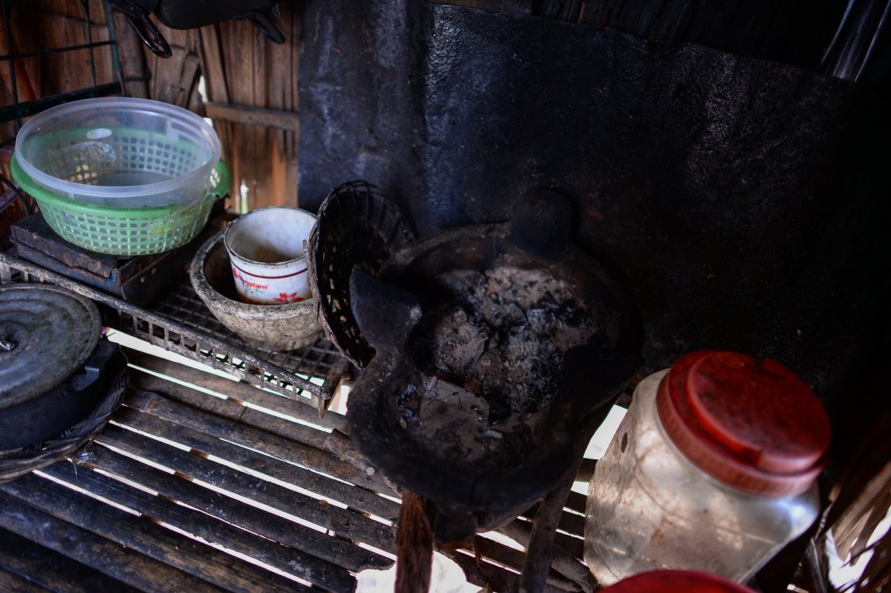 Cũng như bàn thờ cửu huyền, bếp cà ràng, một loại bếp đặc trưng của những người sống trên thuyền cũng có trong các gian bếp của xóm Việt kiều. Cho dù về nước, họ đã lên bờ và không còn cần loại bếp đặc dụng nấu trên thuyền này nữa - Ảnh: Thuận Thắng