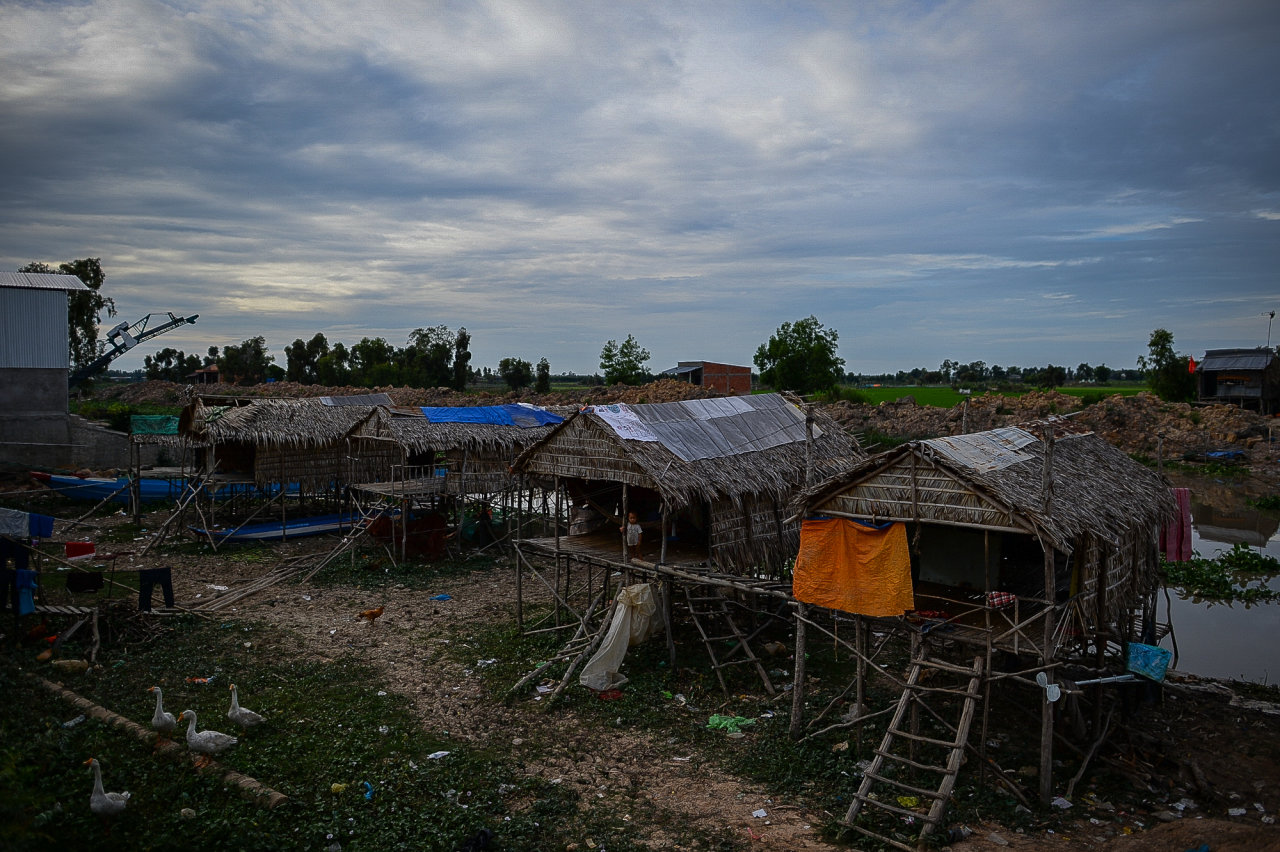 Dãy nhà lá tạm bợ của những người Việt không thuộc quốc gia nào - Ảnh: Thuận Thắng