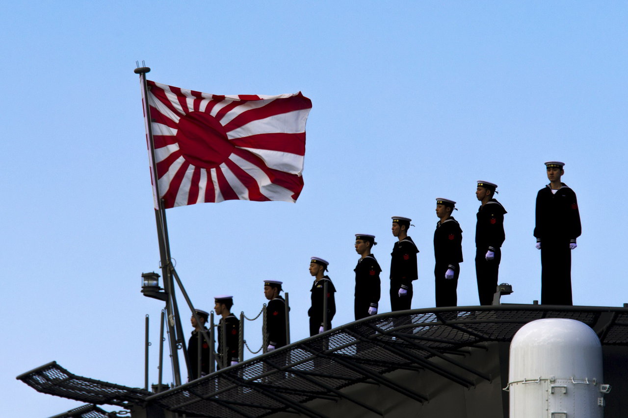 Thủy thủ Nhật trên tàu chiến đa nhiệm Izumo hiện đại vừa đưa vào sử dụng cuối tháng 3-2015 - Ảnh: Reuters