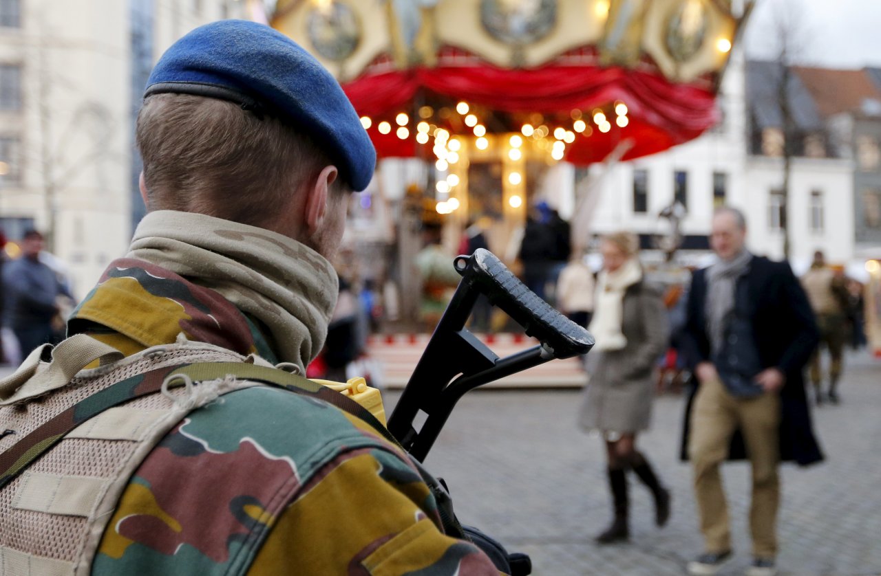 Lực lượng an ninh Bỉ tuần tra một khu chợ Giáng sinh ở thủ đô Brussels ngày 24-12 - Ảnh: Reuters