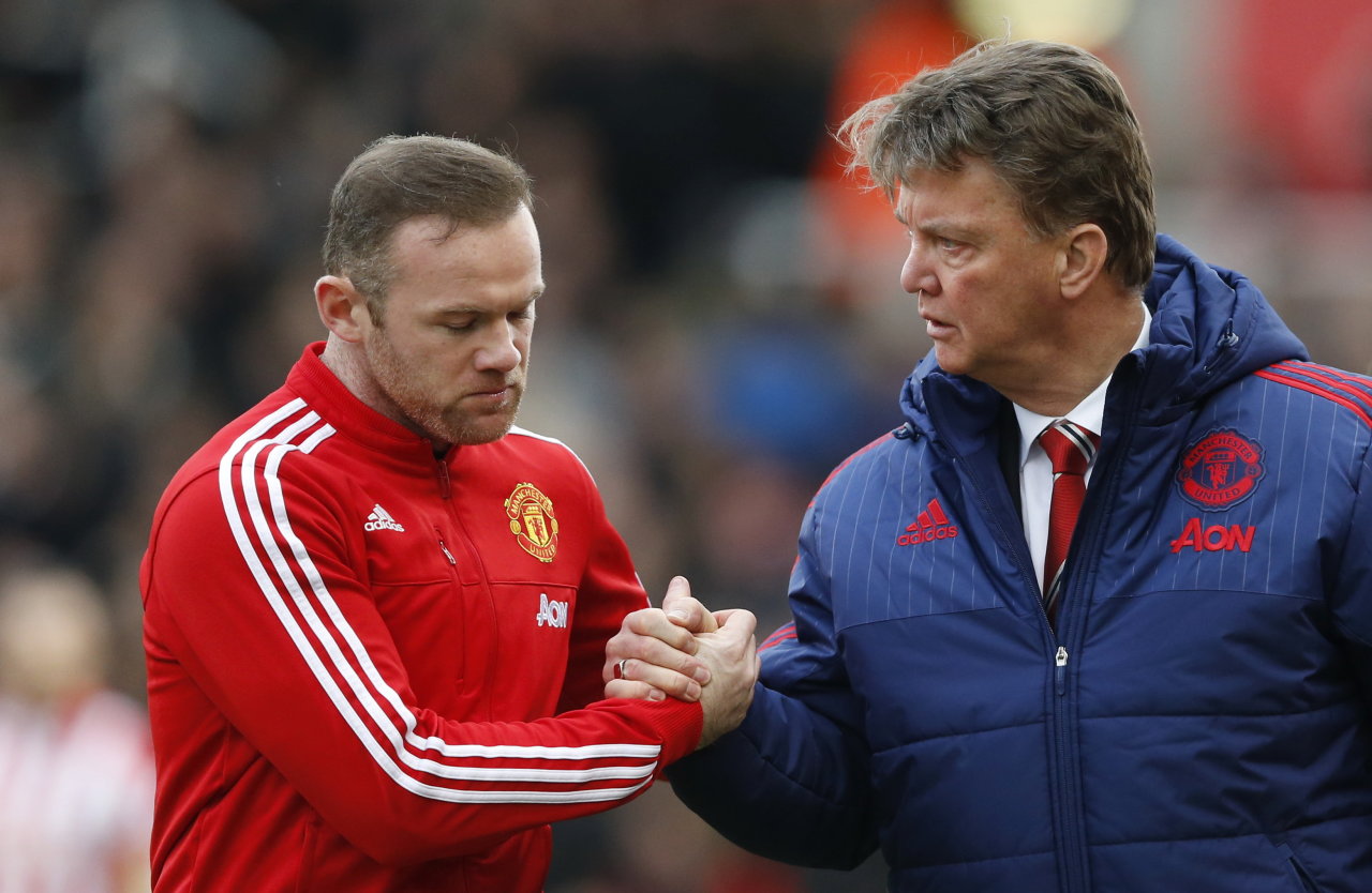 HLV Louis van Gaal và tiền đạo Wayne Rooney trong trận M.U thua Stoke 0-2 - Ảnh: Reuters