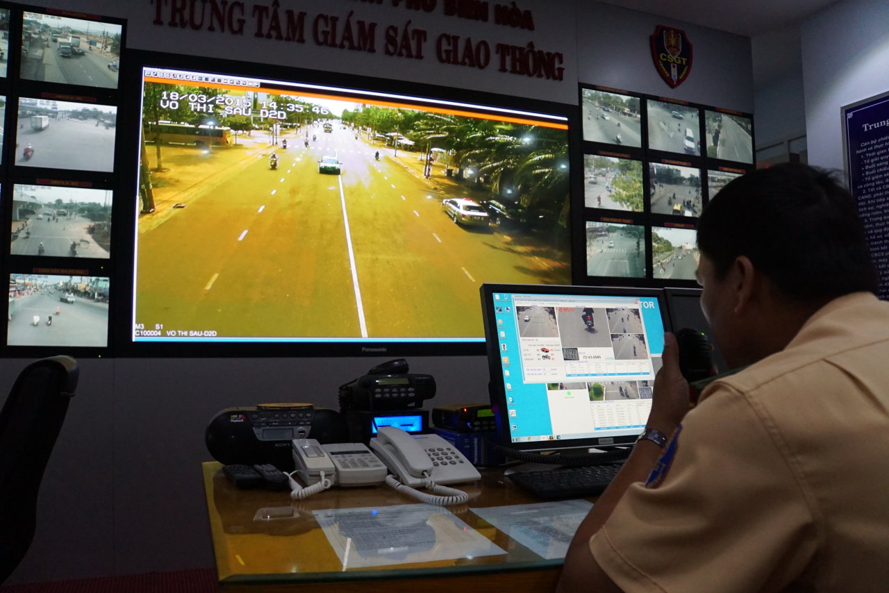 Hệ thống camera của Công an TP Biên Hòa xác định được người điều khiển xe vi phạm giao thông để trích xuất hình ảnh xử phạt - Ảnh: Hà Mi