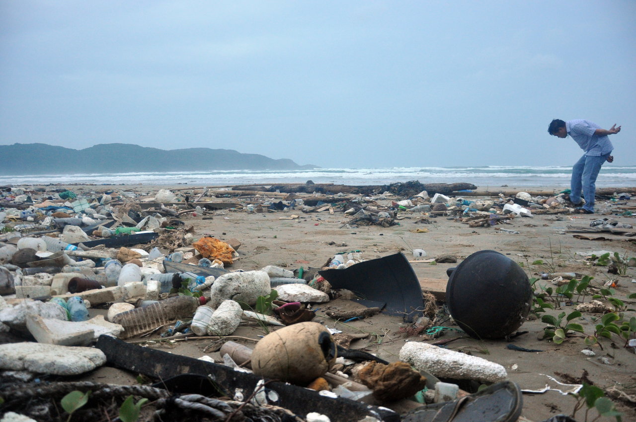 Côn Đảo nguy cơ thành bãi rác đại dương - Tuổi Trẻ Online