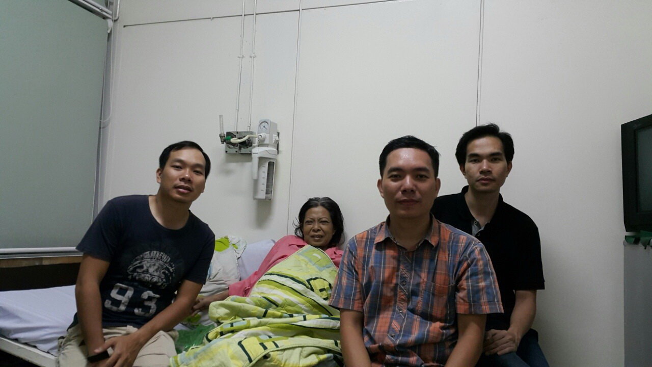 Ba anh em Duy và mẹ trước ngày mẹ được ghép gan tại Bệnh viện Chợ Rẫy        - Ảnh do gia đình cung cấp