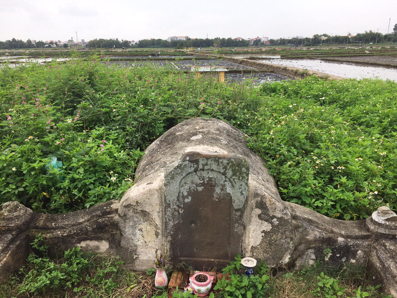 Một ngôi mộ cổ của thương nhân Nhật ở Hội An - Ảnh: Tấn Vũ