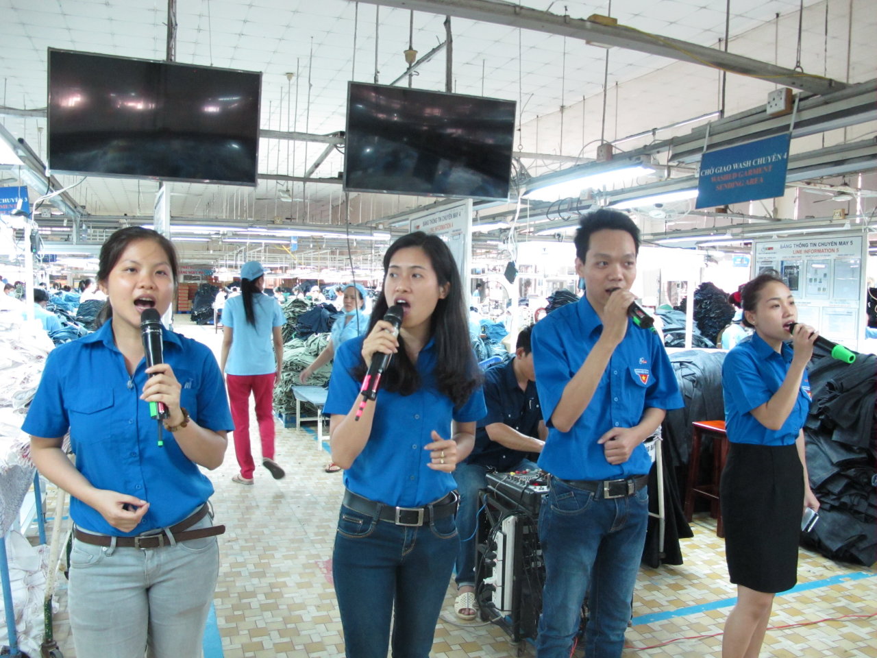 Đội văn nghệ xung kích hát từ nhà xưởng của Đoàn thanh niên Công ty cổ phần May Sài Gòn 3 - Ảnh: K.Anh