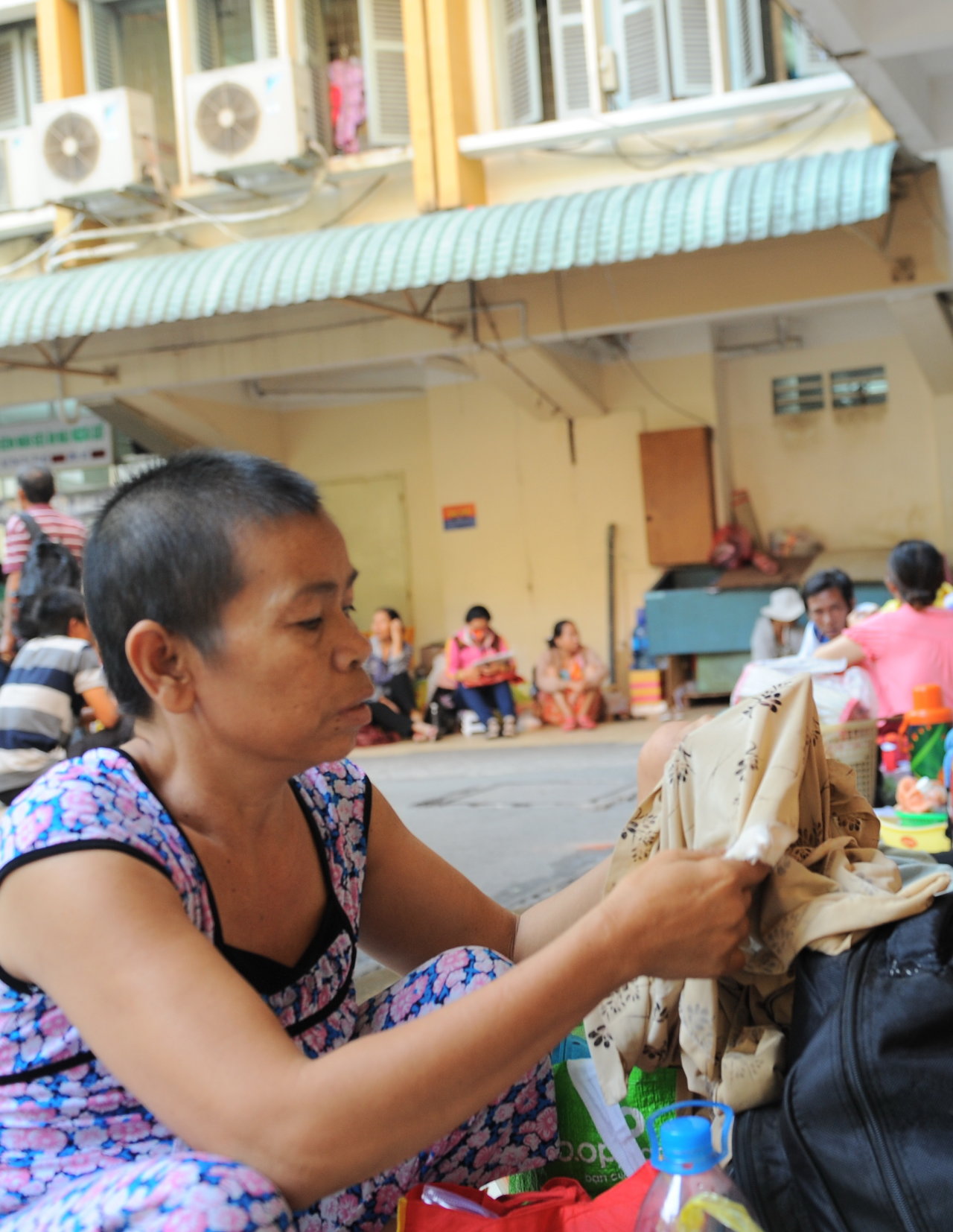 Từ khi con và chồng chết, bà Lê Thị Bưởi (huyễn Trà Cú, Trà Vinh) lủi thủi một mình trong Bệnh viện Ung bướu TP.HCM