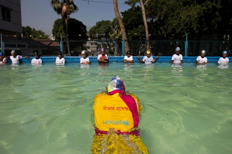 Trẻ em Bangladesh tham dự một lớp học bơi ở thủ đô Dhaka - Ảnh: AFP