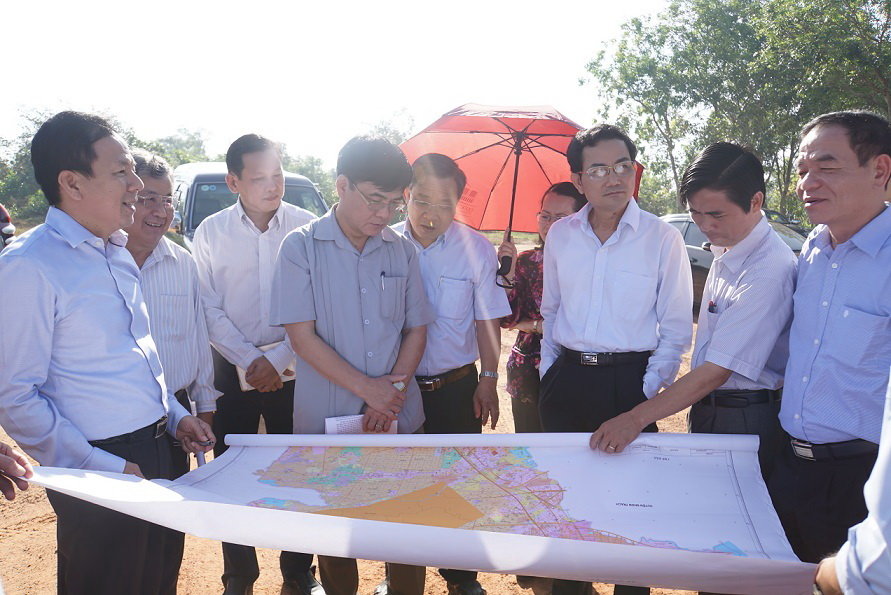 Đoàn đại biểu Quốc hội thị sát khu vực làm dự án sân bay Long Thành và nghe kế hoạch làm tái định cư cho dân ngày 29-12 - Ảnh: Hà Mi