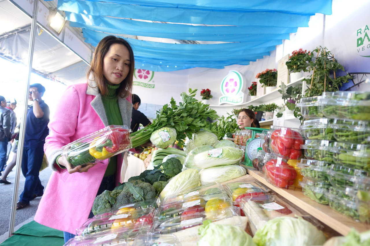 Thiết kế của những gian hàng trên đường nông sản Nguyễn Văn Cừ không khác  so với  các năm nhưng vẫn thu hút du khách đến mua nông sản Đà Lạt - Ảnh: M.Vinh