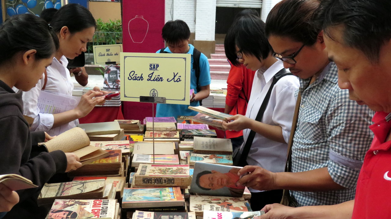Sáng kiến tổ chức Chợ phiên sách cũ của Nhã Nam tại TP.HCM đang dần được nhiều bạn đọc ủng hộ - Ảnh: L.Điền
