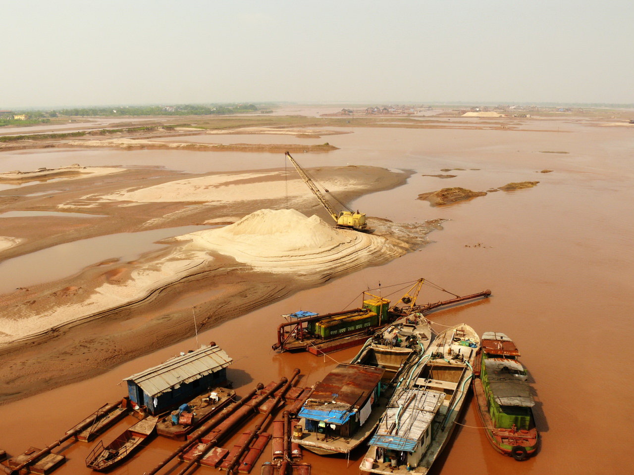 Sông Hồng qua Phố Hiến bị bồi lấp là một trong những nguyên nhân làm thương cảng này dần vắng bóng thương thuyền - Ảnh: Quốc Việt