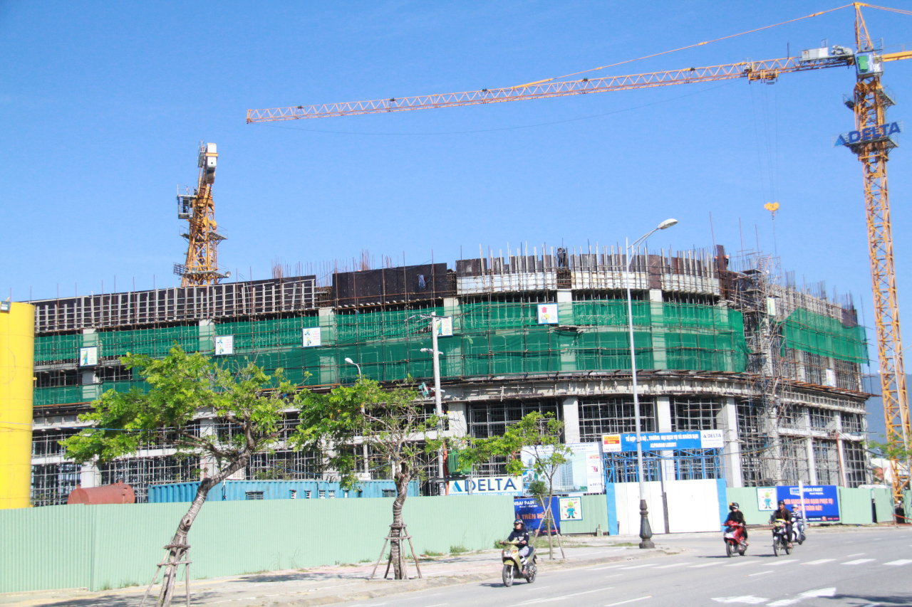Nhiều cao ốc bắt đầu mọc lên ven biển Đà Nẵng khiến dư luận lo ngại sẽ quá tải về hạ tầng - Ảnh: Hữu Khá