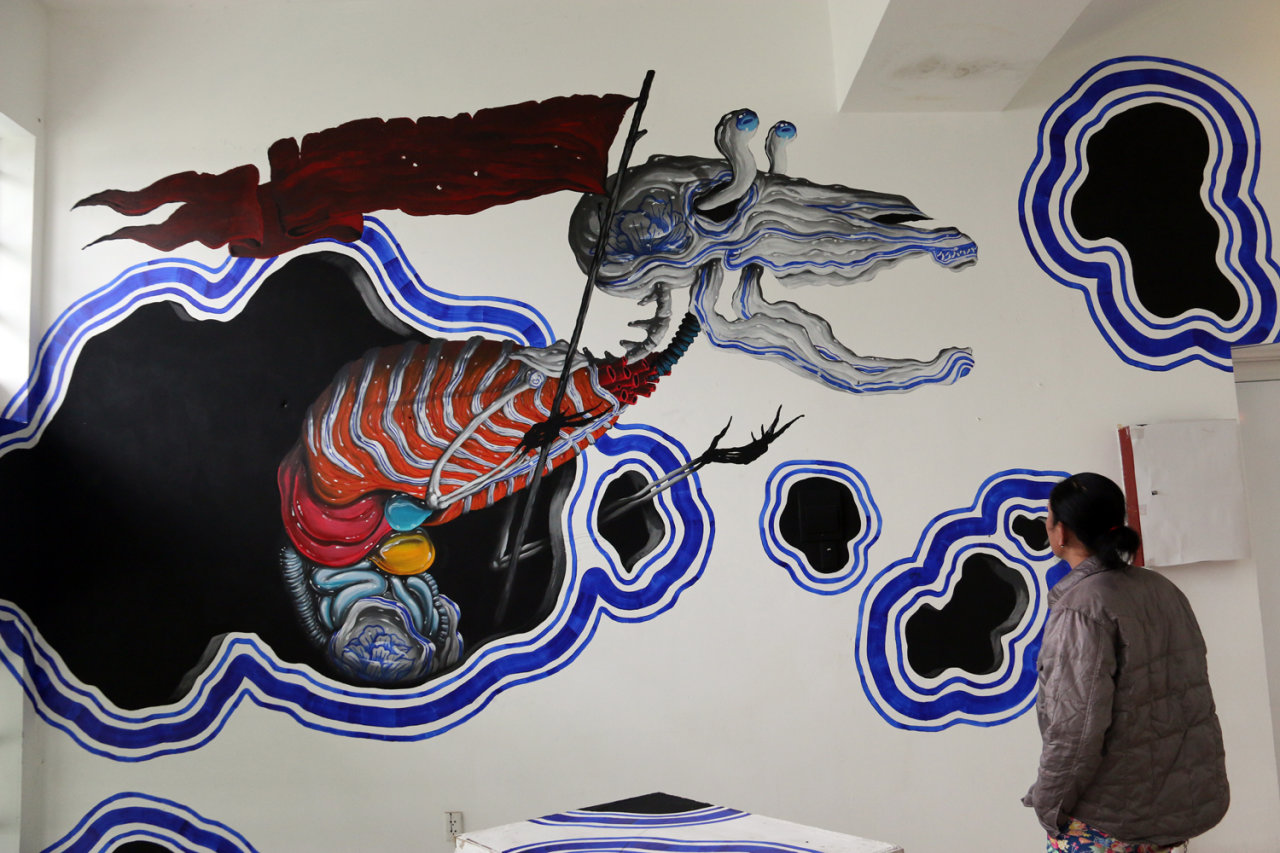 Một tác phẩm graffiti tại triển lãm Xúc cảm gốm - Ảnh: T.Lộc