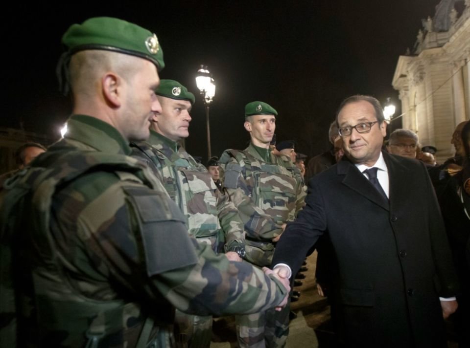 Tổng thống Pháp Hollande thăm hỏi lực lượng an ninh ở đại lộ Champs-Elysées đêm giao thừa - Ảnh: AFP