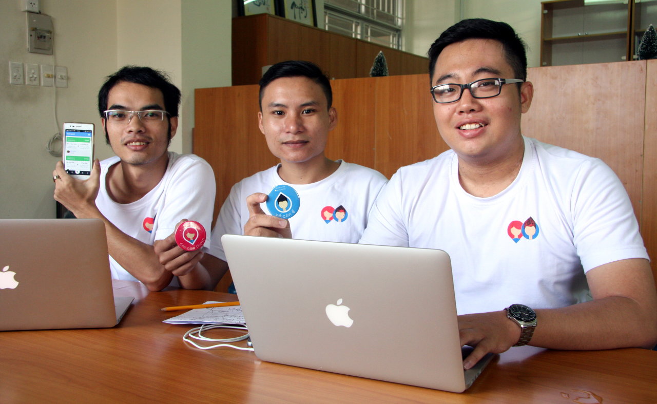 Huỳnh Phương Duy, Lê Văn Tài và Nguyễn Thành Ân (từ phải sang) giới thiệu ứng dụng PinBike - Ảnh: T.Huỳnh