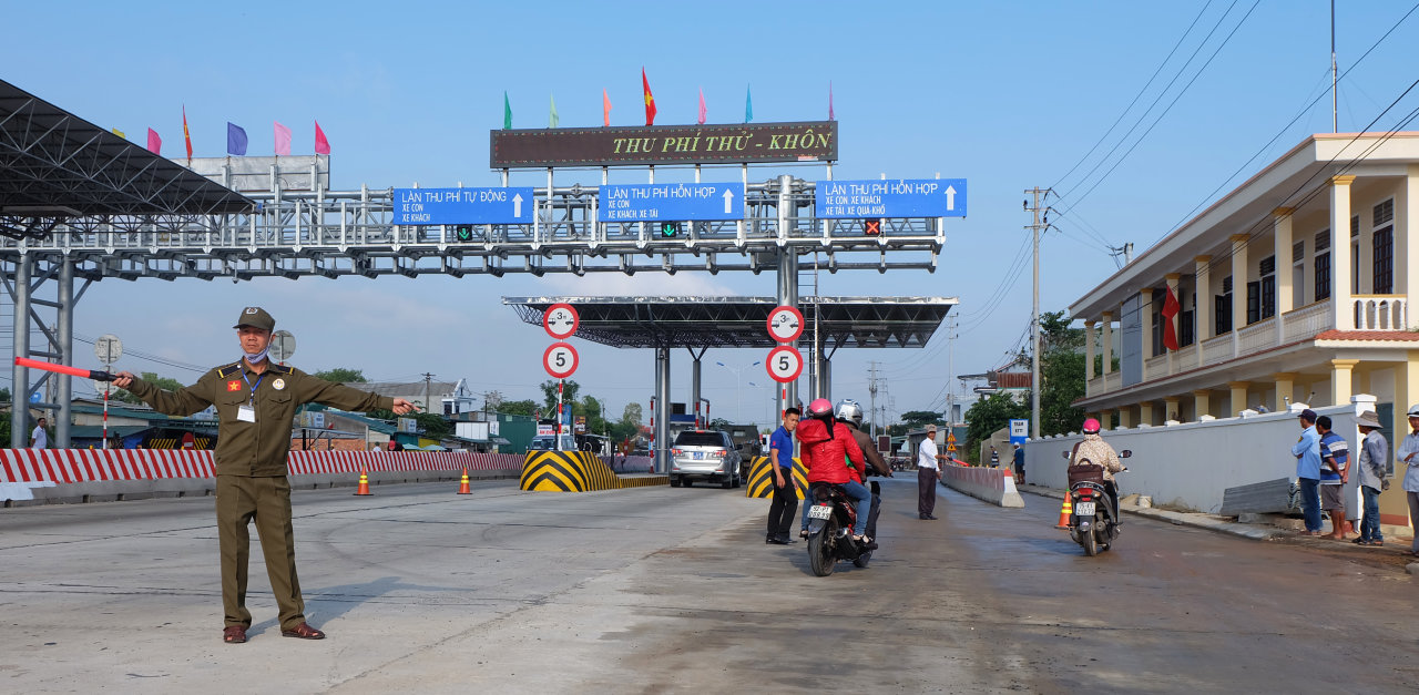 Trước giờ thu phí chính thức ở trạm thu phí Phú Bài (Thừa Thiên - Huế) - Ảnh: Nguyên Linh