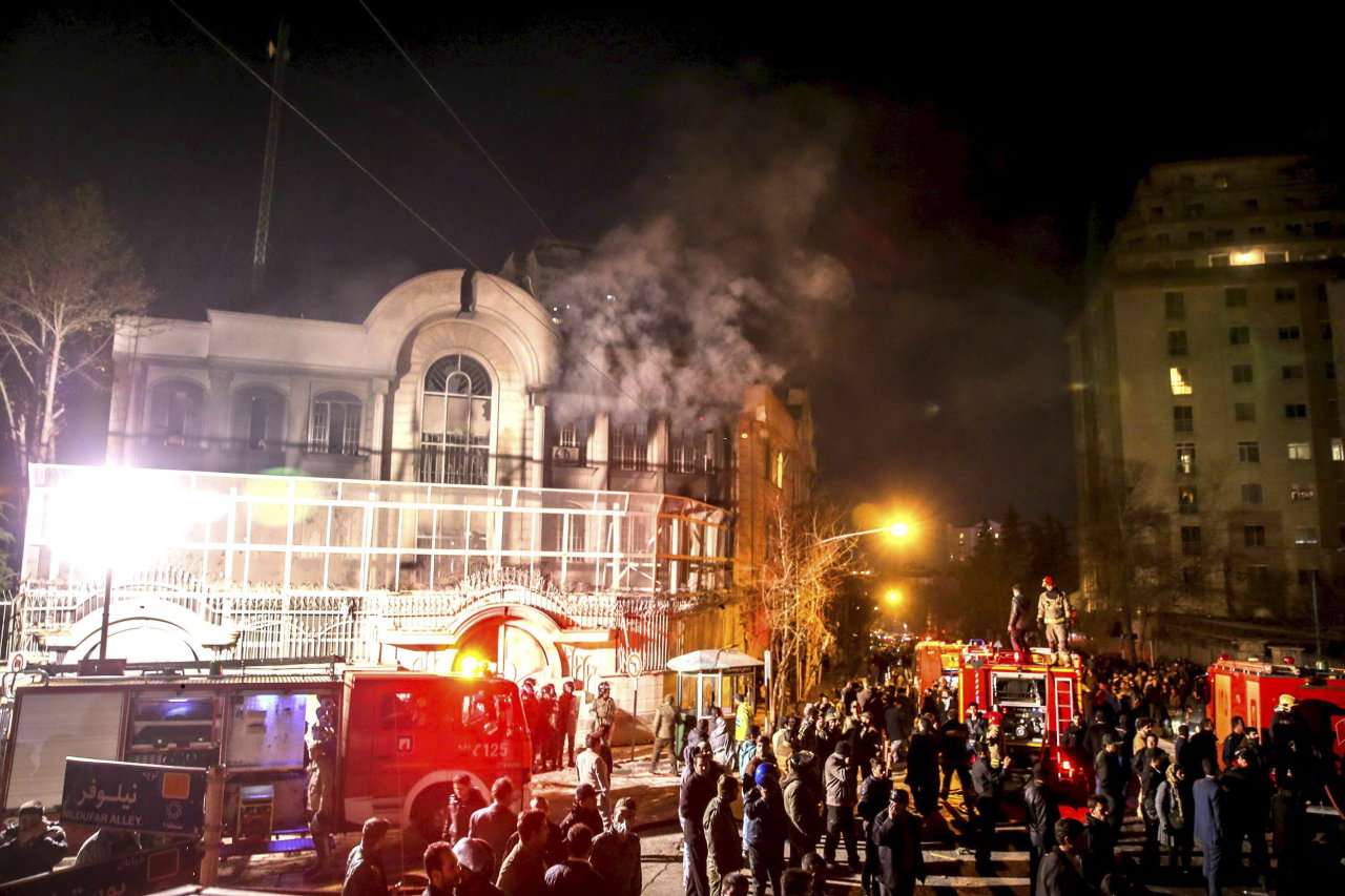 Người biểu tình ở Iran tấn công sứ quán Saudi Arabia tại thủ đô Tehran - Ảnh: Reuters
