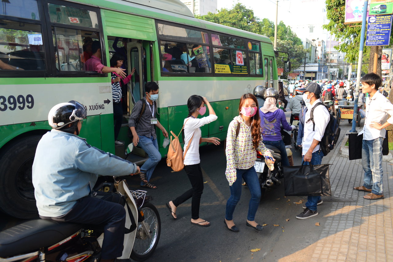 Xe buýt thả khách giữa đường Điện Biên Phủ, Q.3, TP.HCM vừa gây nguy hiểm cho khách vừa cản trở giao thông - Ảnh: Quang Định