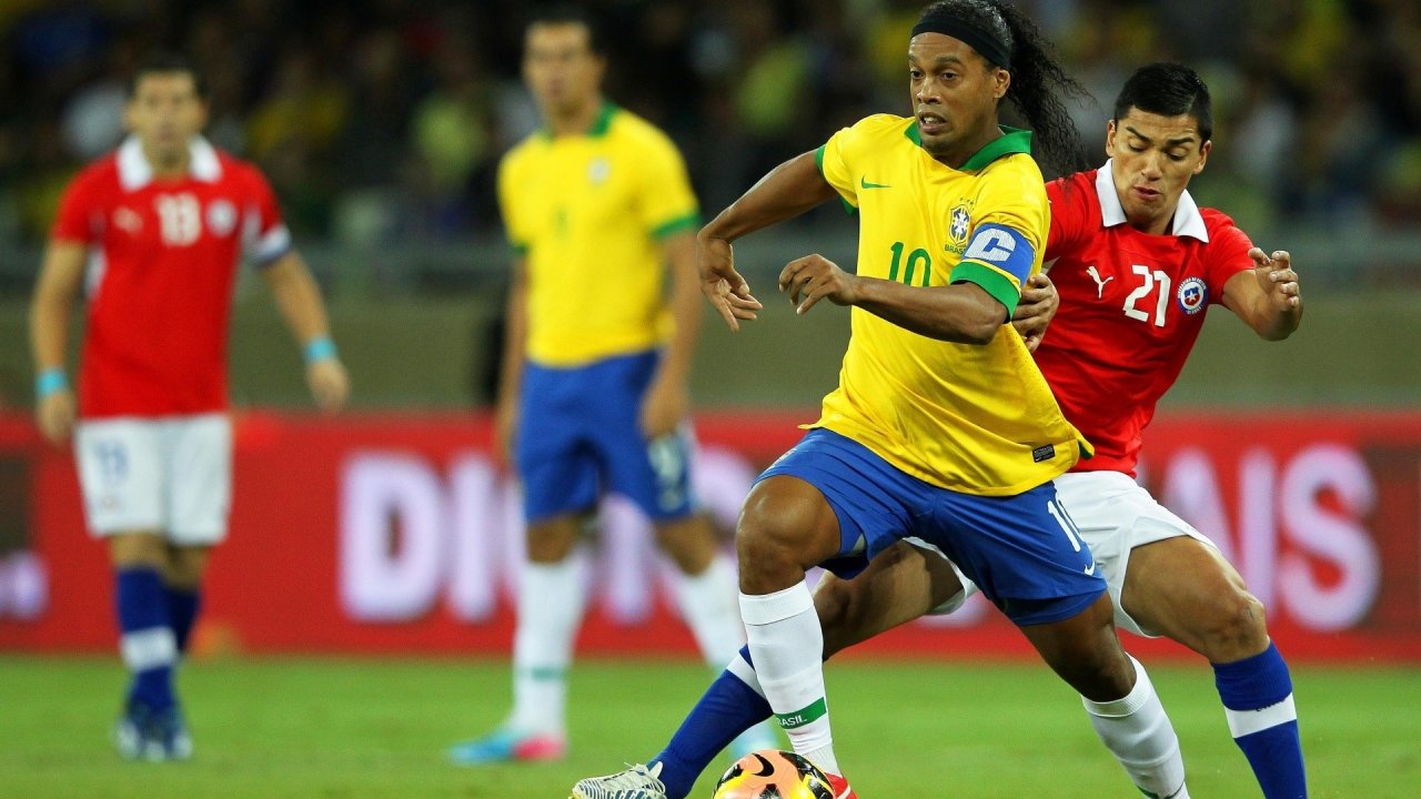 Ronaldinho (10) trong màu áo tuyển Brazil - Ảnh: Reuters