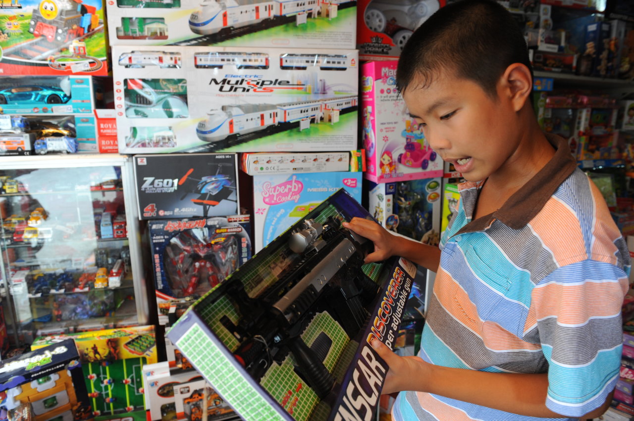 Mặt hàng đồ chơi trẻ em của Trung Quốc chiếm lĩnh thị trường Việt Nam. Trong ảnh: đồ chơi trẻ em bằng vật liệu nhựa xuất xứ Trung Quốc bày bán tại một cửa hàng đồ chơi trên đường Huỳnh Văn Bánh, Q.Phú Nhuận, TP.HCM - Ảnh: Tự Trung