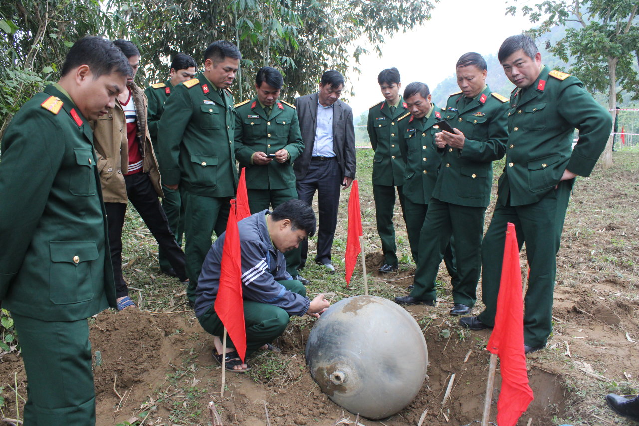 Bộ chỉ huy quân sự tỉnh Tuyên Quang phối hợp với lực lượng Quân khu 2 tiến hành làm rõ quả cầu lạ - Ảnh: Trần Quang
