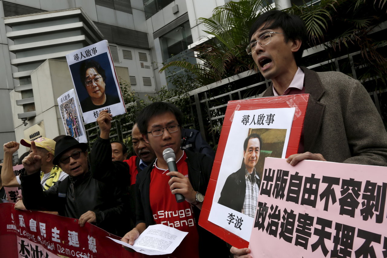 Nhiều người dân Hong Kong hôm 3-1 đã giăng biểu ngữ với hình ông Lý Ba yêu cầu tìm kiếm ông này 
- Ảnh: Reuters