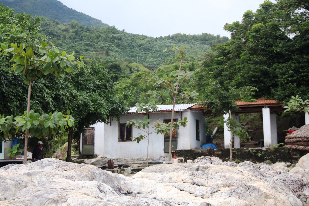 Khu nhà không phép nằm ở bãi biển dưới chân núi Hải Vân của gia đình ông Phạm Văn Tý thuộc khu vực chưa thống nhất địa giới giữa hai địa phương Thừa Thiên - Huế và TP Đà Nẵng - Ảnh: Phan Thành