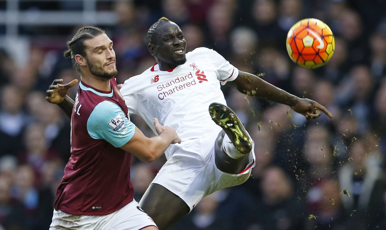 Mamadou Sakho (phải) cần chơi vững chắc hơn sau trận thua West Ham - Ảnh: Reuters