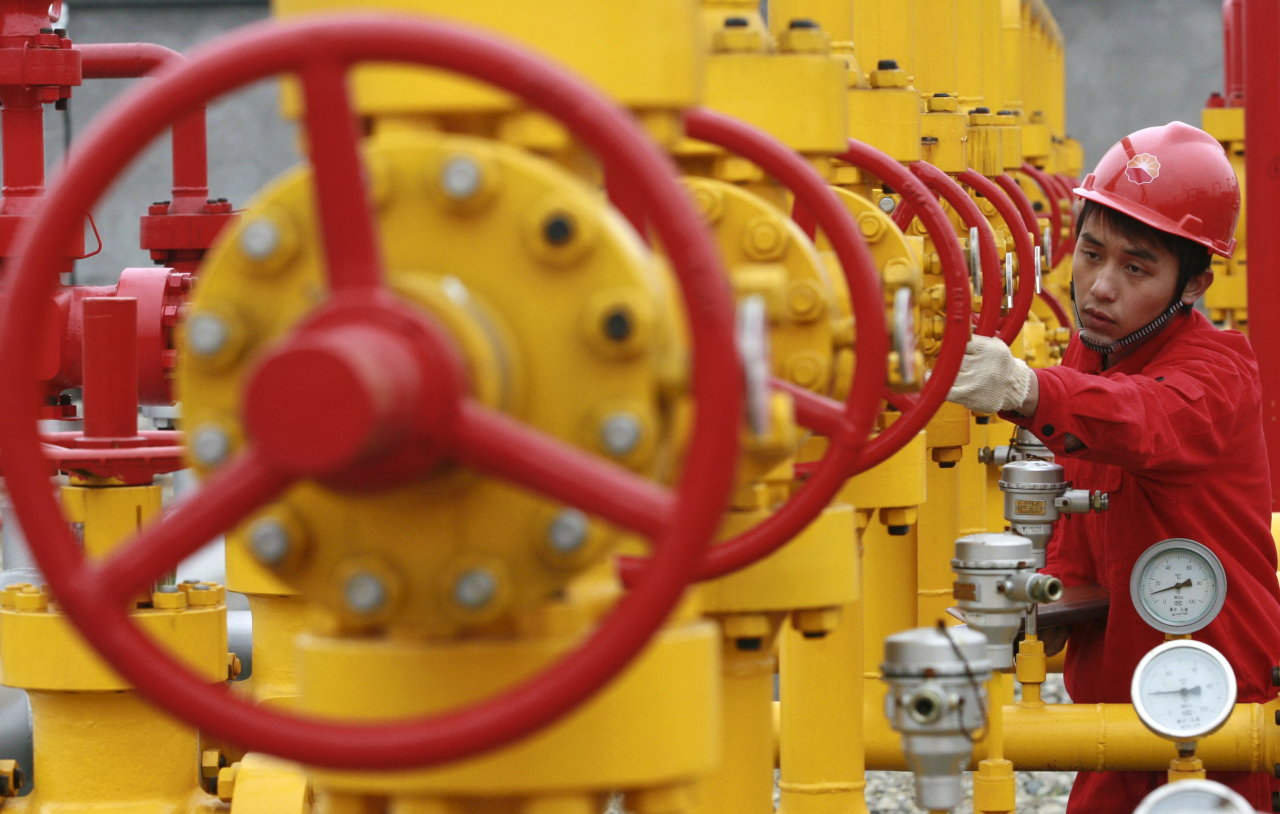 Kiểm tra đường ống dầu của Công ty PetroChina ở tỉnh Tứ Xuyên. Sự sụt giảm nhu cầu của Trung Quốc là một trong những lý do khiến giá dầu giảm - Ảnh: Reuters