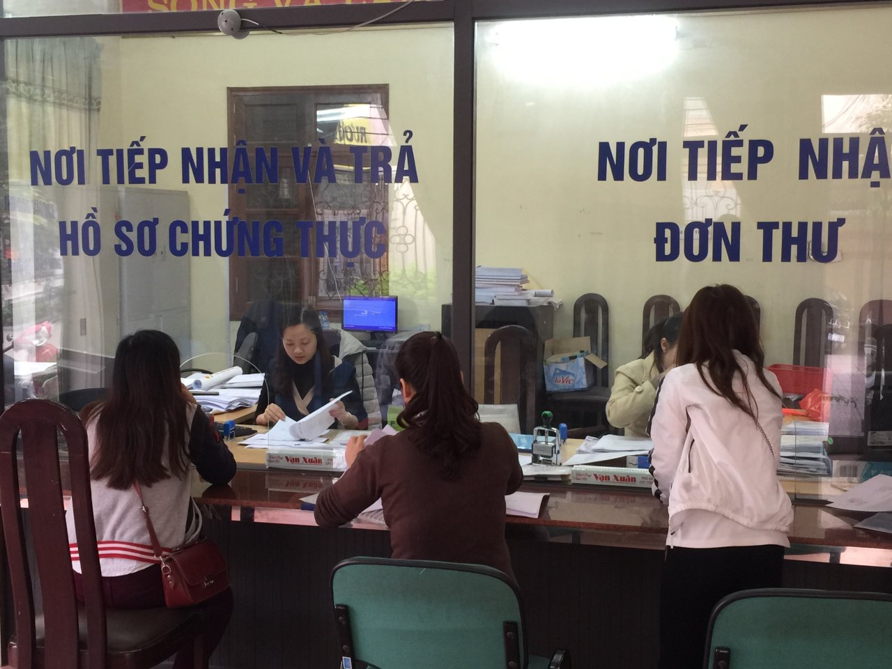 Người dân đăng ký khai sinh tại UBND phường Dịch Vọng, quận Cầu Giấy - Ảnh: Xuân Long