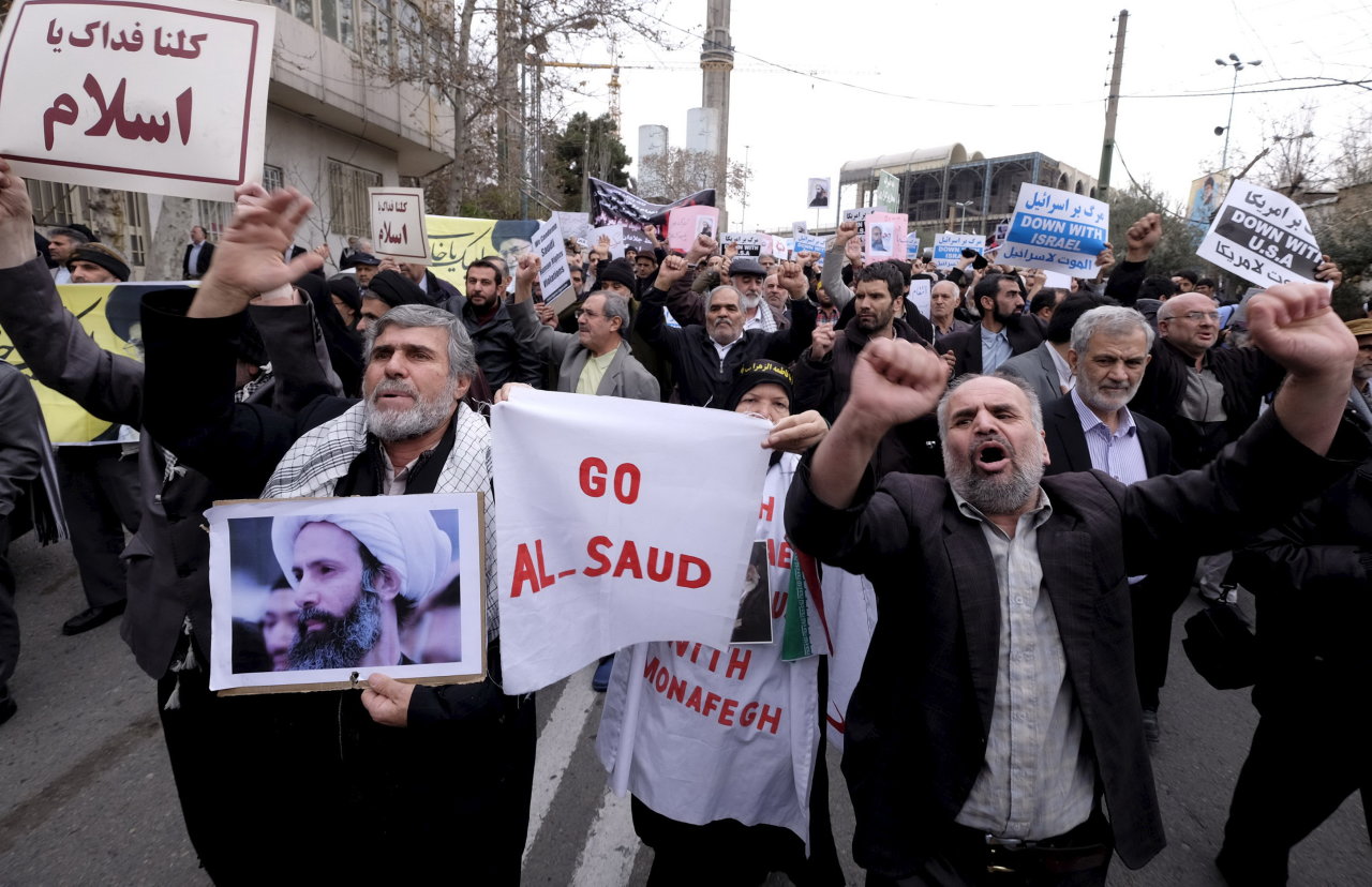 Người dân Iran lại xuống đường rầm rộ chiều 8-1 ở Tehran chống việc xử tử giáo sĩ al-Nimr - Ảnh: Reuters