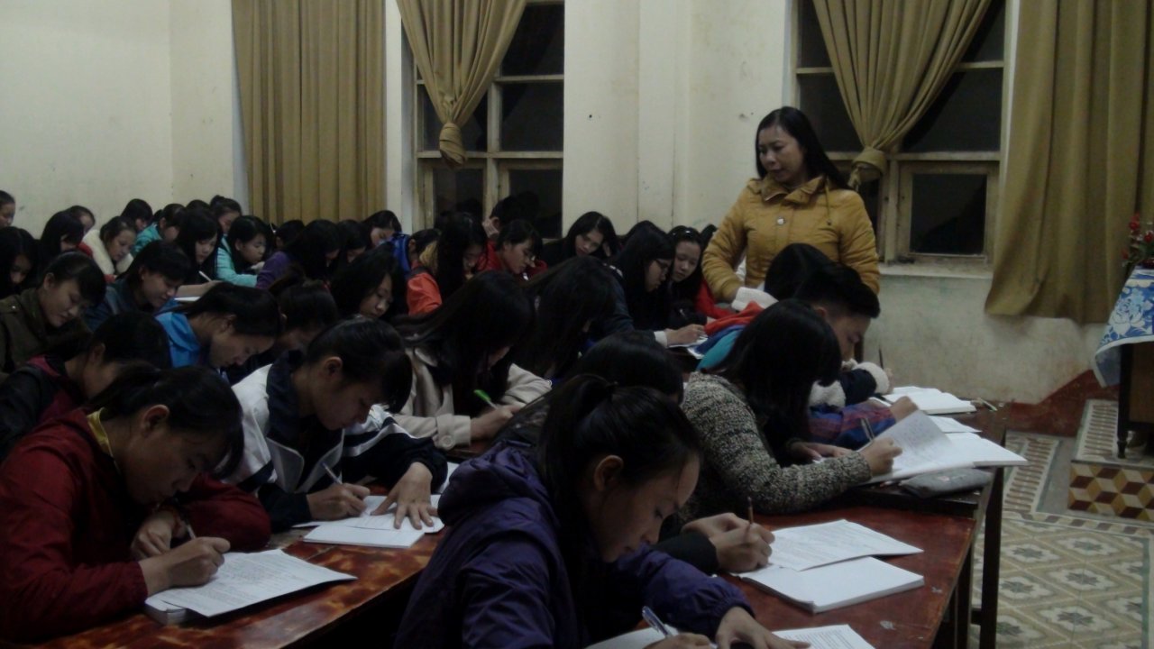 Cô Linh say mê truyền giảng cách học văn cho học trò tại lớp Niềm Vui vào mỗi chiều chủ nhật 
- Ảnh: Quốc Nam