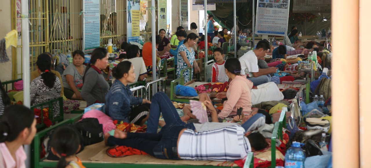 Bệnh viện Đa khoa khu vực Ninh Hòa (tỉnh Khánh Hòa) quá tải do số bệnh nhân mắc sốt xuất huyết vẫn rất nhiều - Ảnh: Duy Thanh