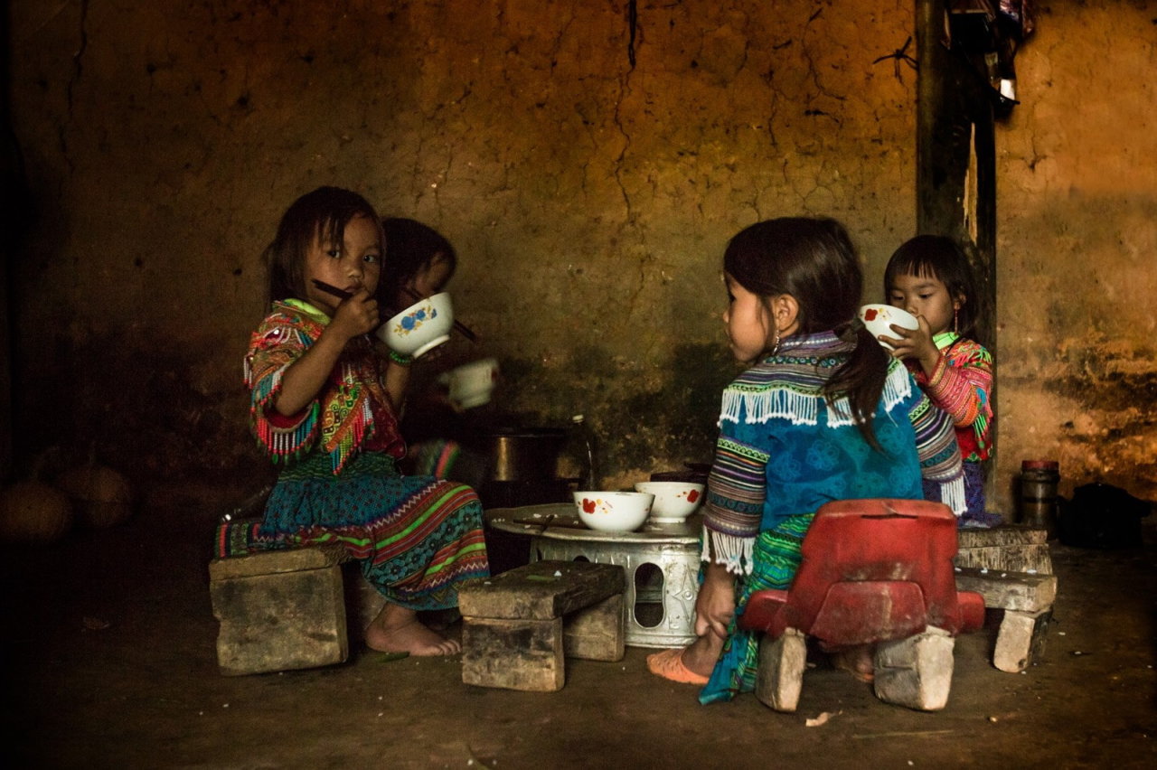 Buổi trưa của bốn đứa trẻ người Mông ở Lào Cai chỉ có cơm trắng  - Ảnh: REHAHN