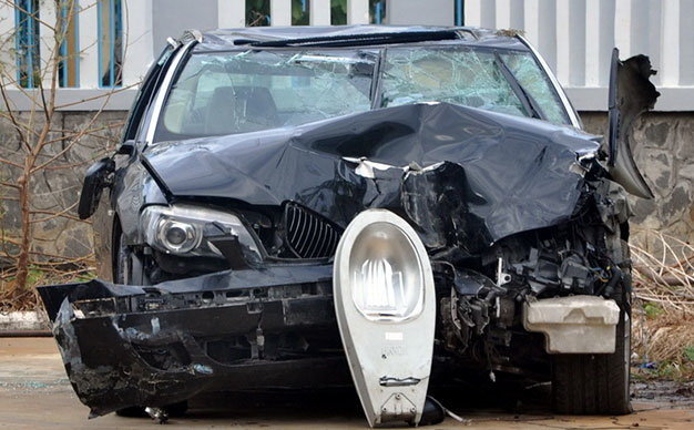 Chiếc xe BMW nát phần đầu sau khi tông hàng loạt 9 người trong tổ công tác - Ảnh: Đông Hà