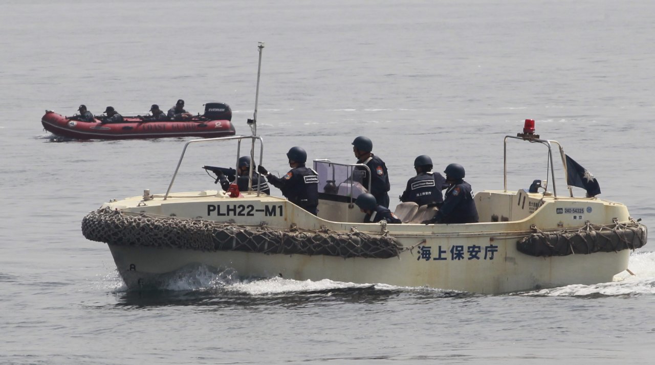 Philippines tập trận cùng lực lượng tuần duyên Nhật trong vịnh Manila hồi tháng 5-2015 - Ảnh: Reuters